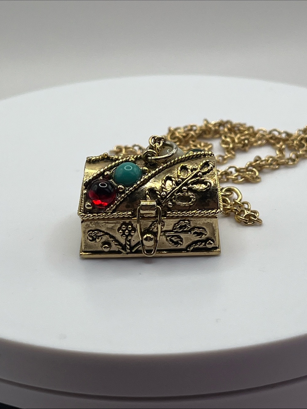 1974 Avon Queens Ransom Pill Box Necklace